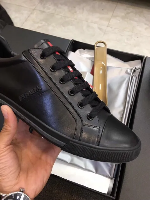 Factory price: 400💰Prada spring and summer men's genuine leather sports shoes, the highest version on the market, any comparison is welcome🆚! The original leather has excellent texture and is super high-end! Fetal sheep lining imported from Italy, removable pad! Luxurious materials and fine workmanship, highly recommended! Code number: 38-44, customized 45